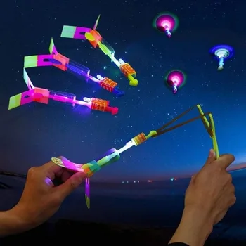 Kültéri Katapult Világító Csúzli Játék Fény Játékok LED Fénykibocsátó Gyerekek Nyíl Helikopter Ragyog Repülő Rugalmas Forgó Játékok